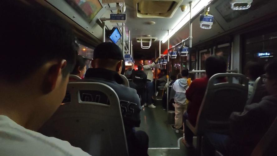 站在公交车里抓着摇曳的手环哪个姿势好?(避开摇晃轻松站更稳)