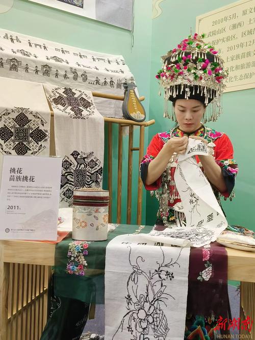 花溪苗族挑花做衣服行吗?这么搭配真的很惊艳!