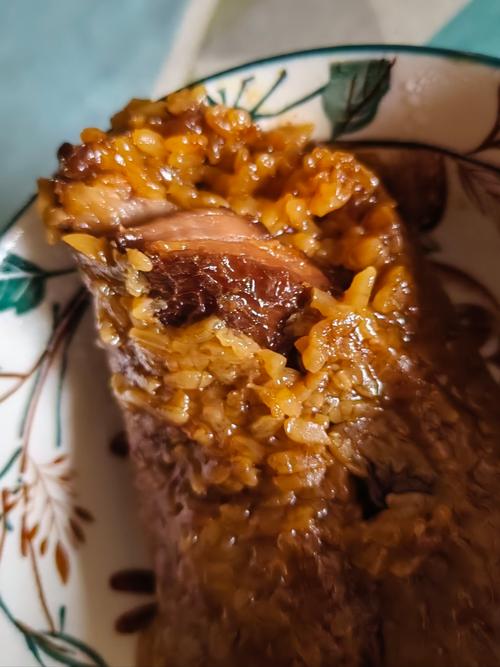 肉粽照的视觉叙事：张优作品中的文化符号与影像技术融合