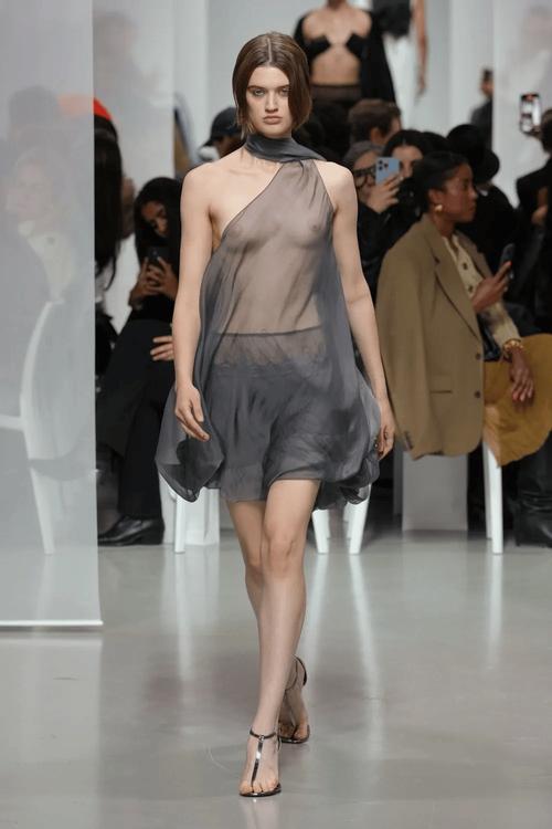 按一下可以透视衣服的壁纸资源包真的能用吗？真实体验揭秘！