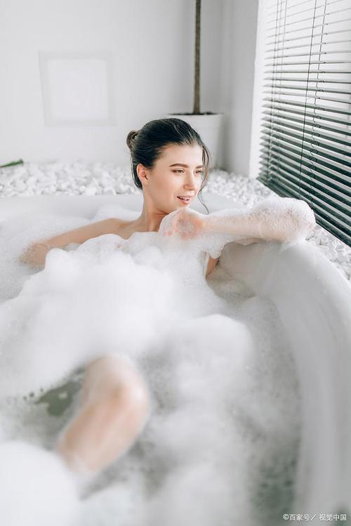 透明底浴缸会泄露隐私吗？民宿官方辟谣详细回应！