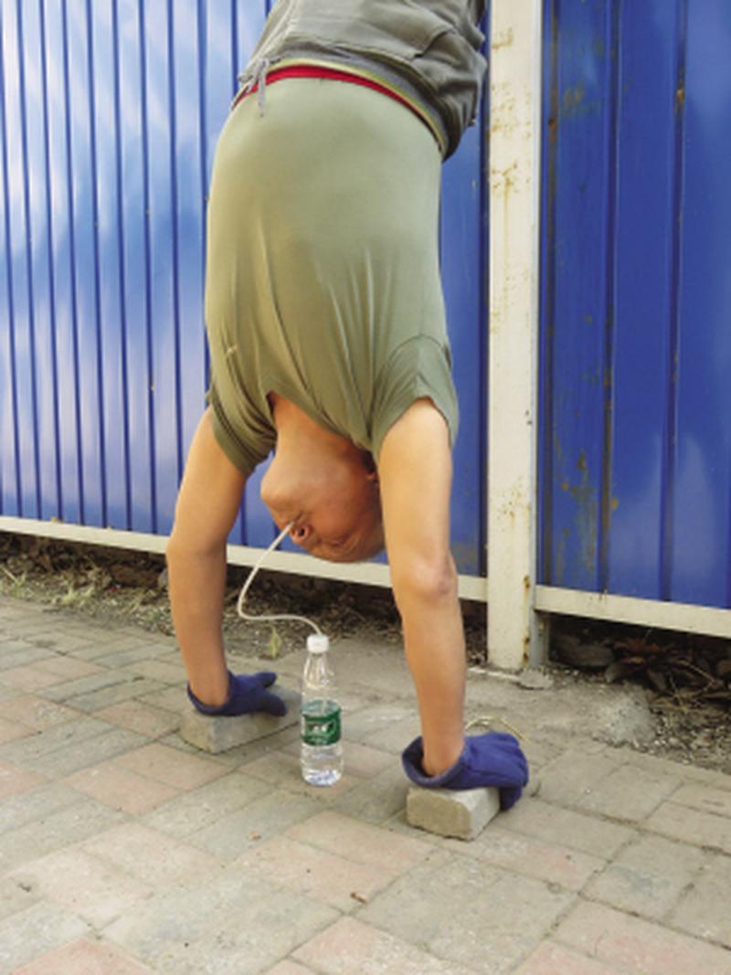 倒立着喝水有啥危害？了解这些保健康！