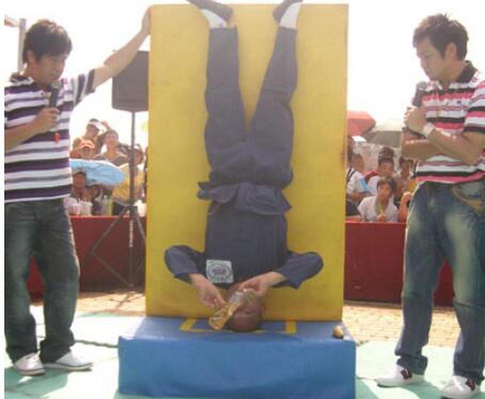 倒立着喝水有啥危害？了解这些保健康！