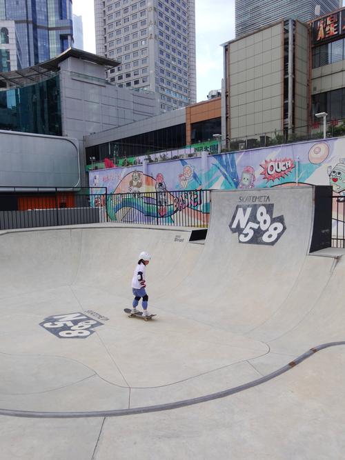 哪里有适合玩极限滑板的场地？附近滑板公园推荐！