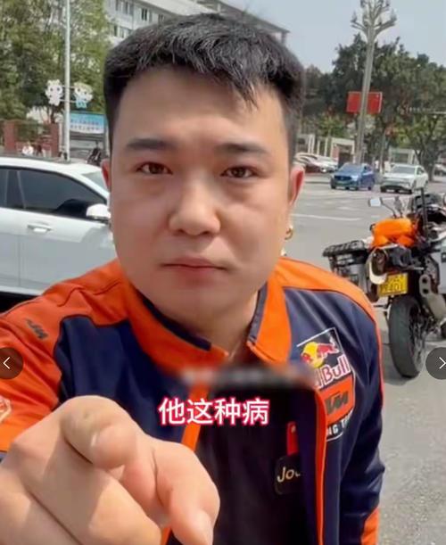 钢盔哥真名叫什么？他的身份背景到底有没有作假？