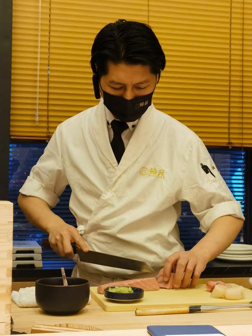 顶尖寿司大厨月薪有多少？揭秘行业内幕与收入标准！