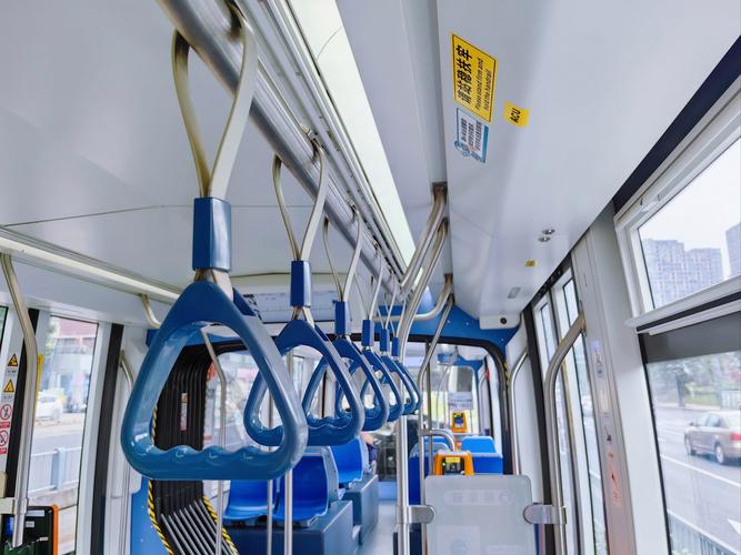 电车内的互动体验:探索“電車内でなう”游戏官网的深度分析