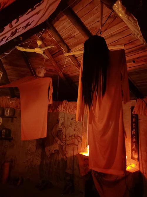 探索《屋内有鬼》的魅力与下载方式：一场游戏的深度分析