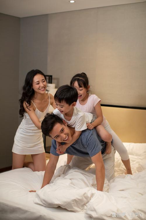 探索“幸福的二人房汉化版”的魅力与影响