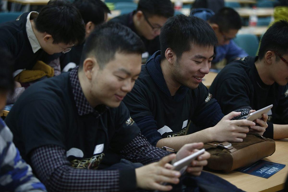 女大学生沉迷于数字世界的现象分析