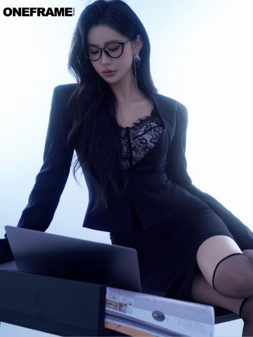 探索性感办公室最新潮流：游戏中的职场魅力与人际关系