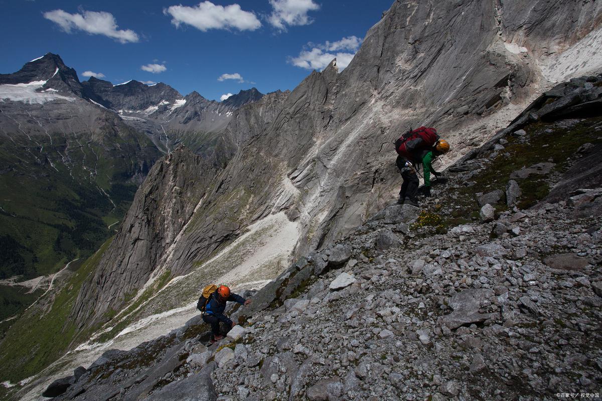 探索“峰回路转”的游戏世界：下载地址背后的深意与市场分析
